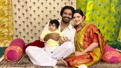 ছেলে পুণ্য&rsquo;র সঙ্গে রাজ-পরী। ছবি: সংগৃহীত