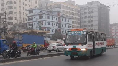 রাজধানীতে গাড়ি চলছে হেডলাইট জ্বালিয়ে। 