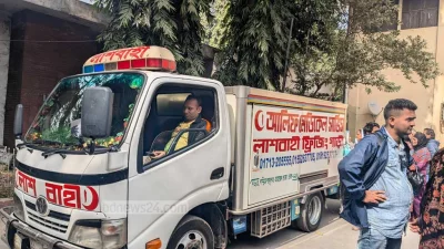 শনিবার (৪ জানুয়ারি) বেলা ১১টা ২৫ মিনিটে অঞ্জনার মরদেহ বহনকারী গাড়িটি এফডিসিতে পৌঁছালে শোকাবহ পরিস্থিতির সৃষ্টি হয়। ছবি: সংগৃহীত