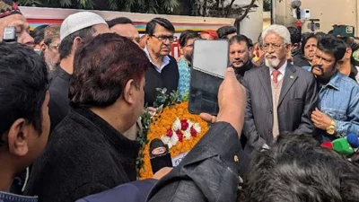 এফডিসিতে অঞ্জনাকে শেষ শ্রদ্ধা জানান সহকর্মীরা। ছবি: সংগৃহীত