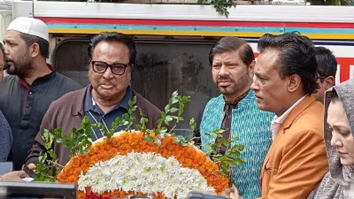 অভিনেত্রীর মরদেহ এফডিসি পৌঁছালে ফুল দিয়ে শ্রদ্ধা জানান চিত্রনায়ক উজ্জ্বল। ছবি: সংগৃহীত