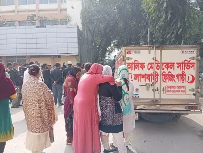 শেষবারের মতো এই চিত্রনায়িকাকে দেখতে আসেন দীর্ঘদিনের সহকর্মী, ভক্ত থেকে সংবাদকর্মীরা। ছবি: সংগৃহীত