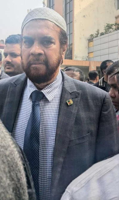 এফডিসিতে সহশিল্পীকে শেষ শ্রদ্ধা জানান চিত্রনায়ক ইলিয়াস কাঞ্চন। ছবি: সংগৃহীত