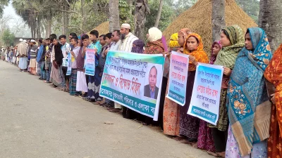 শনিবার (৪ জানুয়ারি) গ্রামের বাড়িতে মানববন্ধনে তাদের বিরুদ্ধে করা মামলা প্রত্যাহারের দাবি জানায় এলাকাবাসী।