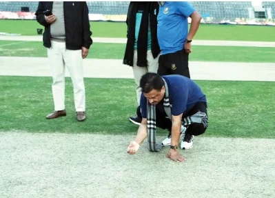 বিপিএলের সিলেটপর্ব শুরু আজ। তার আগে গতকাল দীর্ঘসময় নিয়ে উইকেট পর্যবেক্ষণ করেন বিসিবি সভাপতি ফারুক আহমেদ।