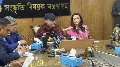  সংবাদ সম্মেলনে বক্তব্য রাখছেন সংস্কৃতি উপদেষ্টা মোস্তফা সরয়ার ফারুকী। ছবি: ইত্তেফাক