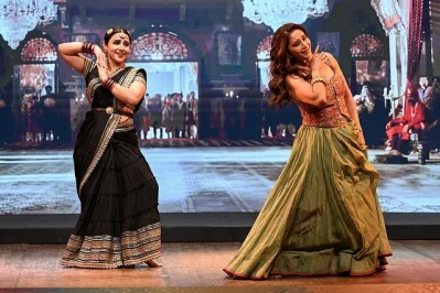মুম্বাইয়ে এক অনুষ্ঠানে বিদ্যা বালান ও মাধুরী দীক্ষিত। ছবি: সংগৃহীত