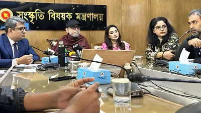  সংবাদ সম্মেলনে কথা বলেন নির্বাচিত তরুণ নির্মাতা অনম বিশ্বাস। ছবি: ইত্তেফাক