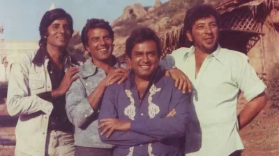 &lsquo;শোলে&rsquo; সিনেমার সেটে অমিতাভ বচ্চন, ধর্মেন্দ্র, সঞ্জীব কুমার এবং আমজাদ খান। ছবি: সংগৃহীত