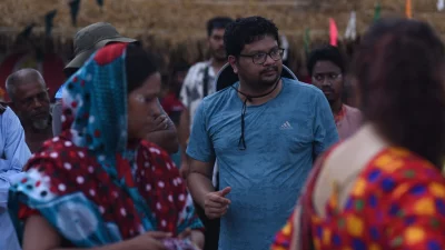 শ্যুটিংয়ে দৃশ্য বুঝিয়ে দিচ্ছেন নির্মাতা নুহাশ হুমায়ূন। ছবি: সংগৃহীত