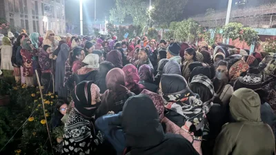 বাকৃবিতে শেখ ফজিলাতুন্নেছা মুজিব হলের ছাত্রীরা হলের নাম বহাল রাখার দাবিতে বিক্ষোভ করেছে ছাত্রীরা। ছবি- ইত্তেফাক