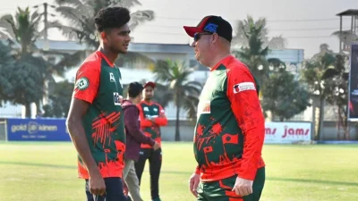 নাহিদ রানার সঙ্গে রংপুর রাইডার্সের কোচ মিকি আর্থার। 