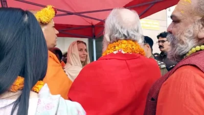 মন্দিরের গর্ভগৃহের বাইরে দাঁড়িয়ে প্রার্থনা করতেও দেখা যায় লরেন্সকে। ছবি: সংগৃহীত