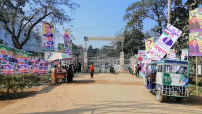 স্কুলে ঢোকার মুখে মূল ফটকের দুই পাশ সম্মেলনের ব্যানার-ফেস্টুনে ছেয়ে আছে।