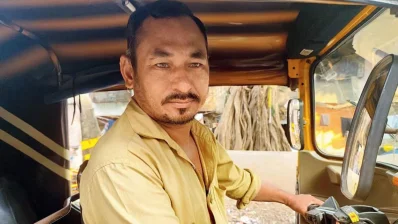 আহত সাইফকে হাসপাতালে পৌঁছে দেয়া অটোচালক ভজন সিং রানা। ছবি: সংগৃহীত
