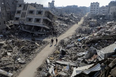 ইসরায়েলের ১৫ মাসের যুদ্ধের পর ধ্বংসস্তূপে পরিণত হওয়া গাজা শহরের একটি অংশ। ছবি: সংগৃহীত