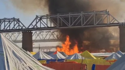 ভারতের উত্তরপ্রদেশের প্রয়াগরাজে কুম্ভমেলায় আগুন লেগেছে। ছবি: সংগৃহীত