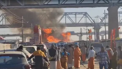ভারতের উত্তরপ্রদেশের প্রয়াগরাজে কুম্ভমেলায় আগুন লেগেছে। ছবি: সংগৃহীত