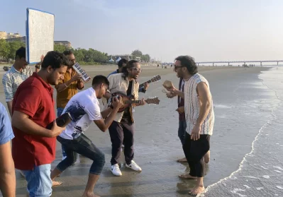 ‘ফুল নেয়া ভালো নয়’ গানের ভিডিও দৃশ্যে বেঙ্গল সিম্ফনি টিমের সদস্যরা। ছবি: সংগৃহীত
