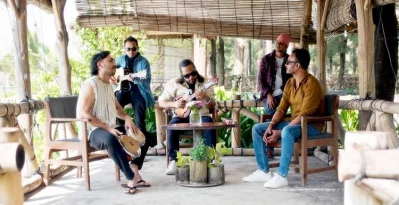 ‘ফুল নেয়া ভালো নয়’ গানের ভিডিও দৃশ্যে বেঙ্গল সিম্ফনি টিমের সদস্যরা। ছবি: সংগৃহীত