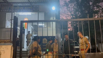 আটকের পর এক সংবাদ সম্মেলনে গ্রেপ্তারকৃত অভিযুক্ত বাংলাদেশী বলে নিশ্চিত করে মুম্বাই পুলিশ। ছবি: সংগৃহীত