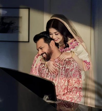 স্ত্রী রোজা আহমেদের সঙ্গে তাহসান খান। ছবি: সংগৃহীত
