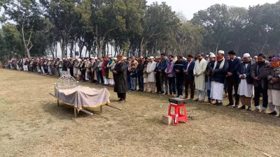 ঝিনাইদহের মহেশপুর উপজেলার মদনপুর নিজ গ্রামে মনির খানের বাবার জানাজার নামাজে অনুষ্ঠিত হয়। ছবি: সংগৃহীত