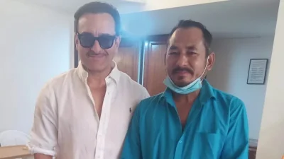 হাসপাতালে সাইফ আলি খানের সঙ্গে অটোচালক ভজন সিং রানা। ছবি: সংগৃহীত