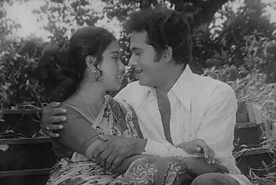 ‘নীল আকাশের নিচে’ চলচ্চিত্রের মধ্য দিয়ে রাজ্জাক আবির্ভূত হলেন রোমান্টিক নায়ক হিসেবে। ছবি: সংগৃহীত