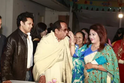 ১৯৬৮ সালে রাজ্জাক-সুচন্দা জুটির মেয়ে হিসেবে ‘সংসার’ ছবিতে অভিনয় করেছিলেন ববিতা। সেটি ছিল জহির রায়হানের ছবি। তারই পরিচালনায় ১৯৭০ সালে ‘টাকা আনা পাই’ ছবিতে ববিতা রাজ্জাকের নায়িকা হন। ছবি: সংগৃহীত
