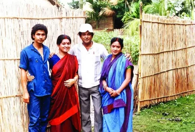 তারাশঙ্কর বন্দ্যোপাধ্যায়ের উপন্যাস ‘চাঁপা ডাঙ্গার বউ’ সেলুলয়েডের ফিতায় এনে দর্শকের অশ্রু ঝরিয়েছেন নায়করাজ রাজ্জাক। ছবি: সংগৃহীত