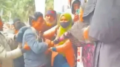 অভিযুক্ত মাতুব্বরকে গণপিটুনি দেয় ভুক্তভোগীরা। ছবি:সংগৃহীত