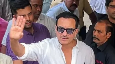 হাসপাতাল থেকে বাড়ি ফিরছেন সাইফ আলি খান। ছবি: সংগৃহীত