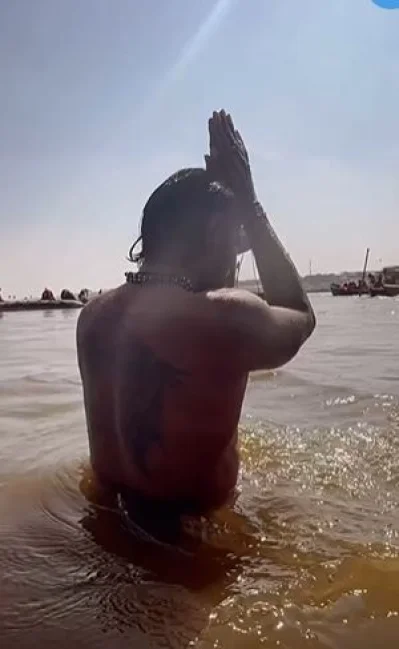 মহাকুম্ভে যোগ দিয়ে নদীতে ডুব দেন রেমো ডি সুজা। ছবি: সংগৃহীত