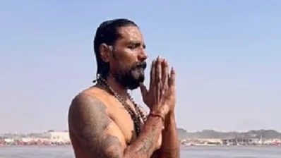 হাত জোড় করে সূর্যপ্রণাম করেন রেমো ডি সুজা। ছবি: সংগৃহীত