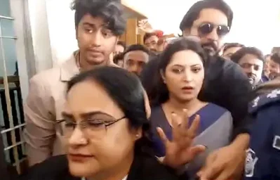  পরীমণির জামিনদার তরুণ গায়ক শেখ সাদী (বাঁয়ে), সোমবার ঢাকার সিজেএম আদালতে। ছবি: সংগৃহীত