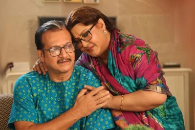 &lsquo;দায়মুক্তি&rsquo; সিনেমার দৃশ্যে সুব্রত ও সুচরিতা। ছবি: সংগৃহীত