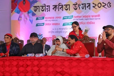 ঢাকা বিশ্ববিদ্যালয়ে কেন্দ্রীয় গ্রন্থাগার চত্বরে জাতীয় কবিতা উৎসবের উদ্বোধন করেন শহীদ আবু সাঈদের মা মনোয়ারা বেগম। ছবি: সংগৃহীত