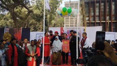 শহীদ আবু সাঈদের মা মনোয়ারা বেগম ও সংস্কৃতি উপদেষ্টা মোস্তফা সরয়ার ফারুকী পতাকা উত্তোলনের মধ্য দিয়ে জাতীয় কবিতা উৎসবের উদ্বোধনী অনুষ্ঠান শুরু হয়। ছবি: সংগৃহীত