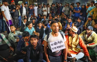  শাহবাগ এলাকায় হোটেল ইন্টার কন্টিনেন্টালের সামনে অবস্থান নিয়ে বিক্ষোভ করছেন বৈষম্যবিরোধী আন্দোলনে আহতরা। ছবি: আব্দুল গণি