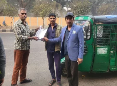 আওয়ামী লীগের লিফলেট বিতরণ