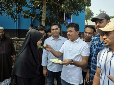 ছাত্রদলের নেতারা ইমার ভর্তি খরচ ও শিক্ষাসামগ্রী কেনার জন্য নগদ অর্থ প্রদান করেছেন। ছবি: সংগৃহীত