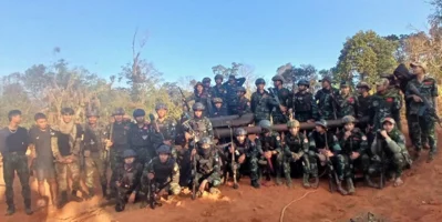জান্তা বাহিনীর কৌশলগত মায়ে পালে ঘাঁটি দখলের পর বিদ্রোহী যোদ্ধারা। ছবি: সংগৃহীত