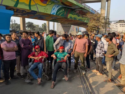 মহাখালী রেলপথ অবরোধ। ছবি: ইত্তেফাক