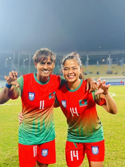 অধিনায়ক সাবিনা খাতুনের সঙ্গে মাতসিসুমা সুমাইয়া। 