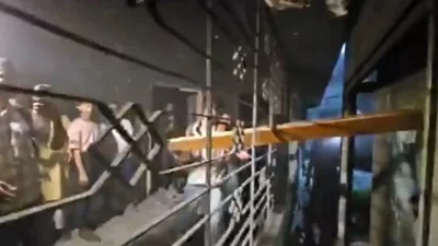 ধানমন্ডি-৩২ নম্বরে ভাঙচুর করছেন ছাত্র-জনতা 