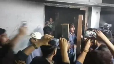 ধানমন্ডি-৩২ নম্বরে ভাঙচুর করছেন ছাত্র-জনতা 