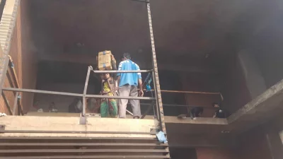 অনেককে মালামাল বের করে নিয়ে যেতে দেখা গেছে