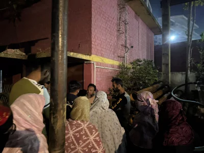 ওয়াসার গ্রাহকেরা পানির সমস্যার অভিযোগ নিয়ে স্থানীয় পানির পাম্পগুলোতে জোড়ো হয়েছেন। ছবি: এম. এ. এম. ইব্রাহীম