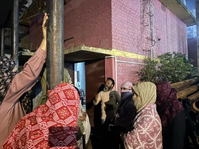 ওয়াসার গ্রাহকেরা পানির সমস্যার অভিযোগ নিয়ে স্থানীয় পানির পাম্পগুলোতে জোড়ো হয়েছেন। ছবি: এম. এ. এম. ইব্রাহীম